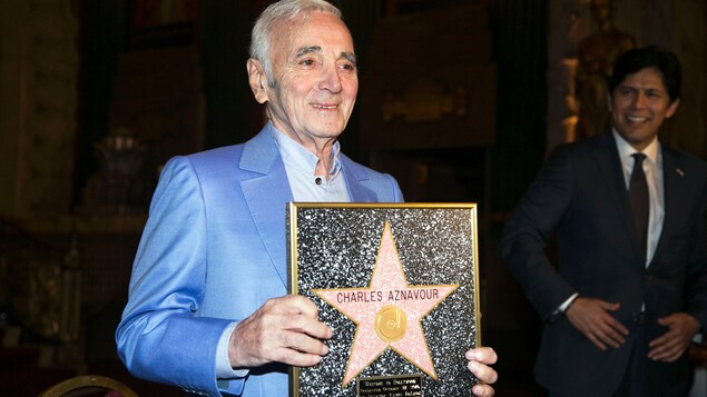 Charles Aznavour tient la plaque honorifique qu'il a reçue au Hollywood Pantages à Hollywood le 27 octobre 2016 Charles Aznavour tient la plaque honorifique qu'il a reçue au Hollywood Pantages à Hollywood le 27 octobre 2016