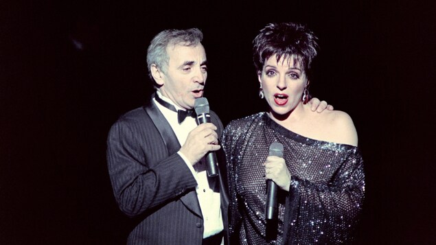 Les deux artistes chantent en duo. Les deux artistes chantent en duo.