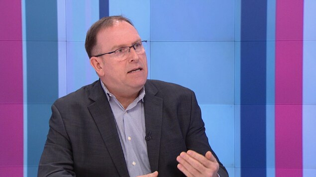 Charles Côté en studio à Radio-Canada
