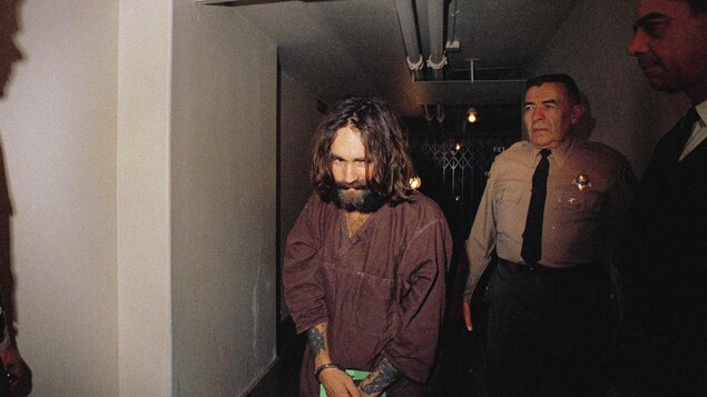 Charles Manson est escorté par un agent lors de son procès pour avoir ordonné sept meurtres, en 1969. Charles Manson est escorté par un agent lors de son procès pour avoir ordonné sept meurtres, en 1969.