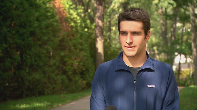 Le triathlonien Charles Paquet, en entrevue avec Radio-Canada.