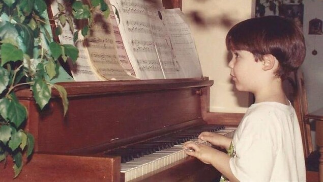 Un enfant au piano. Un enfant au piano.