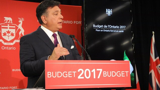 Photo de Charles Sousa au pupitre pour le budget de l'Ontario 2017
