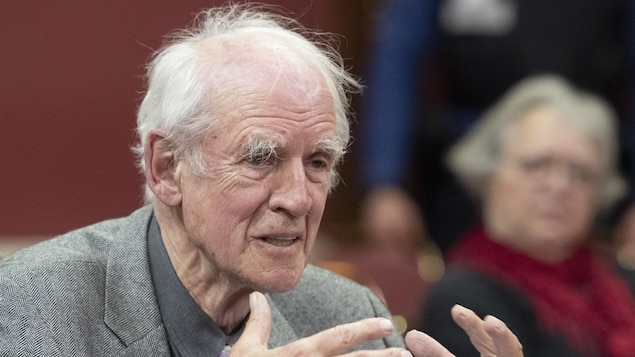 Charles Taylor s'adresse aux parlementaires, les mains ouvertes.