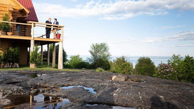 Justin Trudeau et Donald Trump en discussion sur le balcon du chalet Black Bear. Justin Trudeau et Donald Trump en discussion sur le balcon du chalet Black Bear.