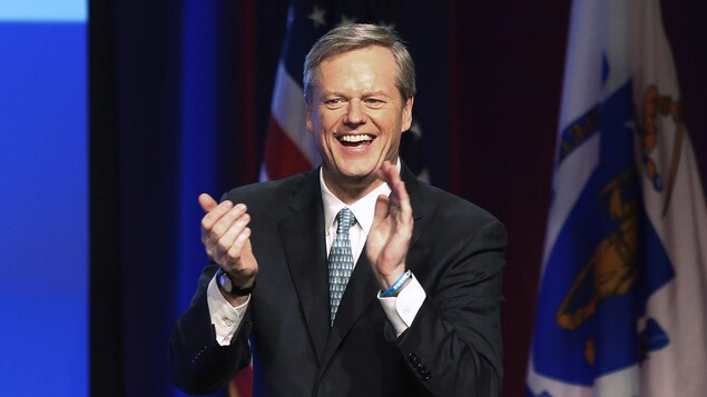 Le gouverneur de l'État du Massachusetts, le républicain Charlie Baker, célèbre sa victoire électorale le 6 novembre dernier, à Boston. Le gouverneur de l'État du Massachusetts, le républicain Charlie Baker, célèbre sa victoire électorale le 6 novembre dernier, à Boston.
