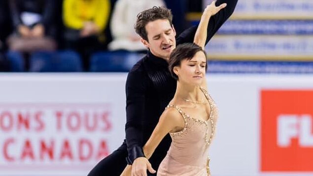 Charlie Bilodeau et Lubov Ilyushechkina pendant leur programme court au Grand Prix à Kelowna. en Colombie-Britannique.