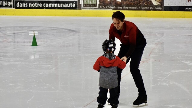 Charlie Bilodeau et un jeune patineur sur la glace.