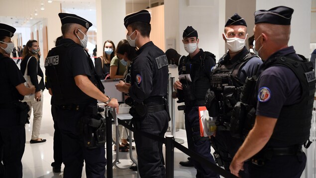Des policiers au palais de justice de Paris.