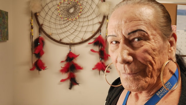 Une femme regarde intensément l'objectif.