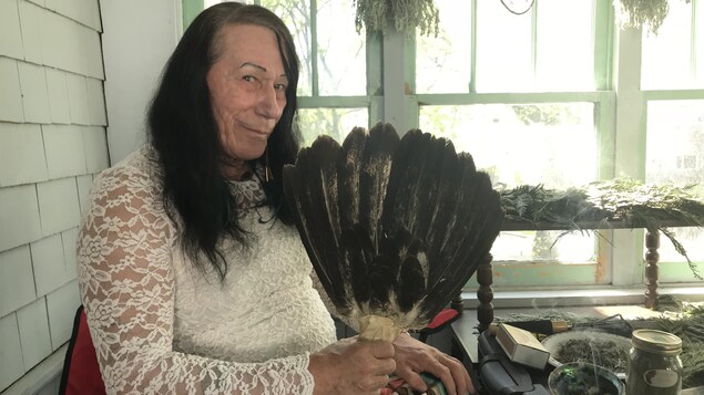 Une femme pose avec une plume d'aigle. Une femme pose avec une plume d'aigle.