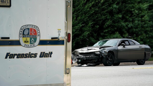 La voiture qui aurait foncé sur des manifestants antiracistes samedi à Charlottesville est analysée par des enquêteurs. La voiture qui aurait foncé sur des manifestants antiracistes samedi à Charlottesville est analysée par des enquêteurs.