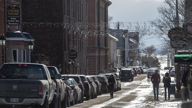 Passants au centre-ville de Charlottetown en hiver.