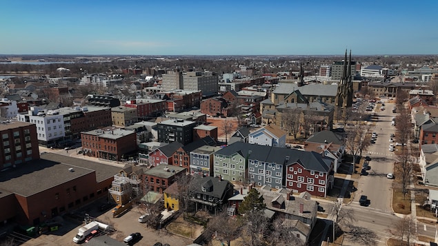 Prise par drone, le centre-ville de Charlottetown avec la basilique St-Dunstan à l'Île-du-Prince-Édouard.  9 avril 2026