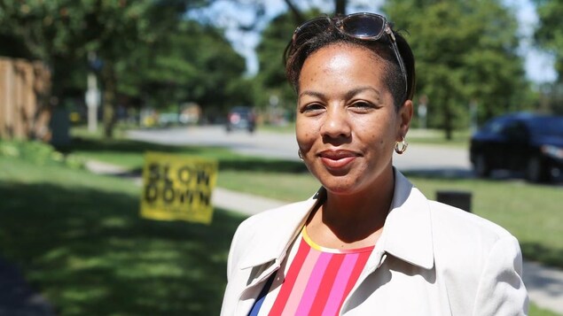 Charmaine Williams pose dans la rue.