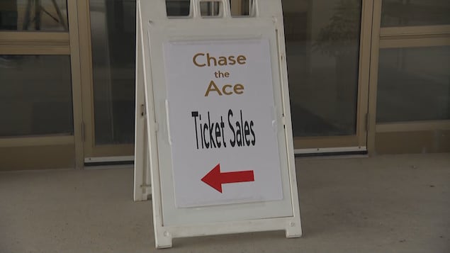 Un panneau de vente de billet de Chase the ace.