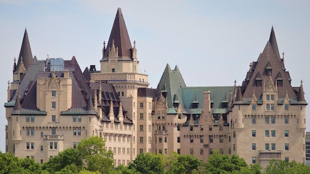 Le Château Laurier, à Ottawa, vu du côté du parc Major's Hill.