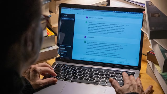 Un individu est en train d'avoir une conversation écrite avec ChatGPT sur un ordinateur portable.