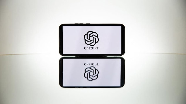 Un téléphone affiche le logo de l'intelligence artificielle ChatGPT d'OpenAI sur un fond blanc.