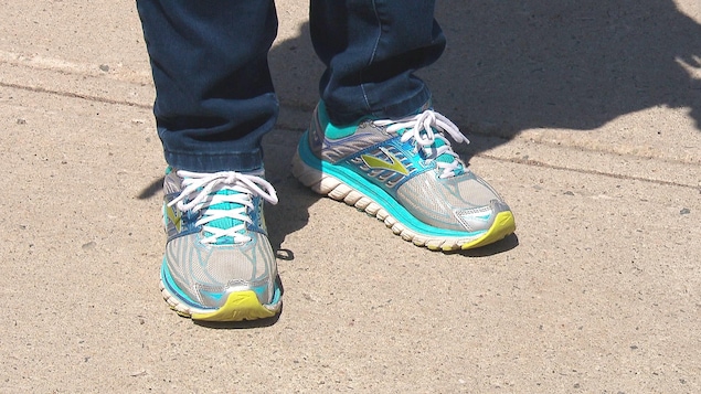 Chaussures de marche sur un trottoir.