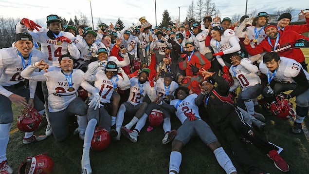 Les Cheetahs du Collège Vanier l’emportent sur les Titans en finale du Bol d’Or