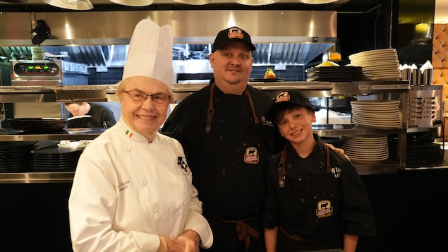 Mathias, « mini-chef » d'un jour avec sœur Angèle | Radio-Canada