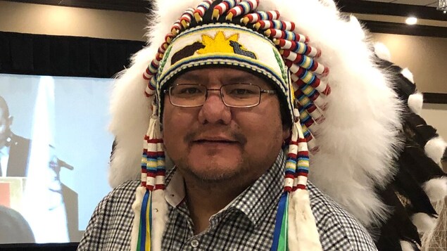 Homme avec un chapeau traditionnel de sa Première Nation.