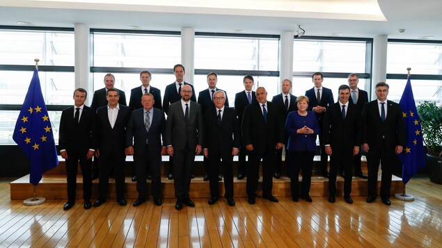 17 dirigeants européens posent pour les journalistes lors d'un sommet d'urgence à Bruxelles. 17 dirigeants européens posent pour les journalistes lors d'un sommet d'urgence à Bruxelles.