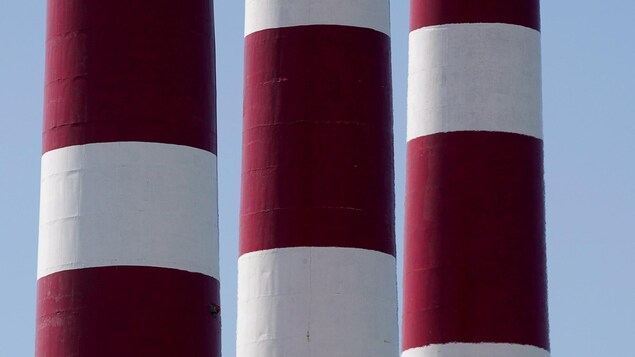 Gros plan sur les trois cheminées rouges et blanches de la centrale de Tufts Cove, à Dartmouth en Nouvelle-Écosse, le 12 juillet 2012.