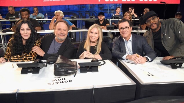 Cher, Billy Crystal, Barbra Streisand, Stephen Colbert et Tyler Perry répondent au téléphone lors du téléthon pour les victimes des ouragans Cher, Billy Crystal, Barbra Streisand, Stephen Colbert et Tyler Perry répondent au téléphone lors du téléthon pour les victimes des ouragans