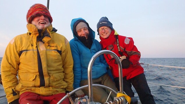De gauche à droite, le professeur de biologie de l'Université Dalhousie Hal Whitehead, la doctorante Laura Feyrer et l'étudiante à la maîtrise Taylor Hersh De gauche à droite, le professeur de biologie de l'Université Dalhousie Hal Whitehead, la doctorante Laura Feyrer et l'étudiante à la maîtrise Taylor Hersh