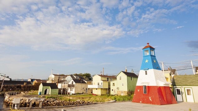 Le phare de Chéticamp, en Nouvelle-Écosse, peint aux couleurs du drapeau acadien. Le phare de Chéticamp, en Nouvelle-Écosse, peint aux couleurs du drapeau acadien.