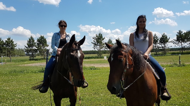 Marjolaine Bourque et Patricia Girard-Dufour montent à cheval