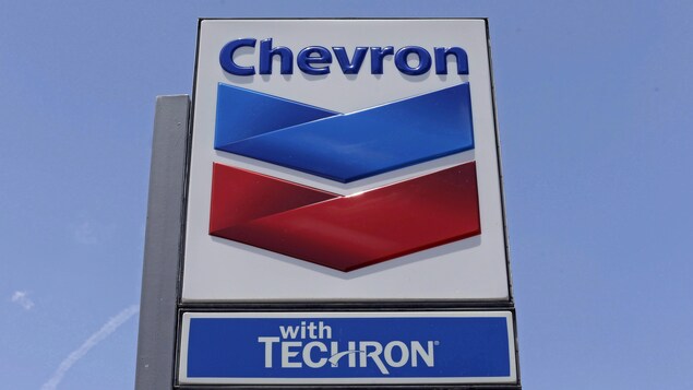 Un enseigne de station service de Chevron Un enseigne de station service de Chevron