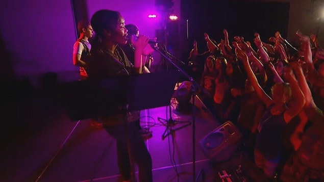 Des musiciens et leur public pendant la Chicane albertaine Des musiciens et leur public pendant la Chicane albertaine