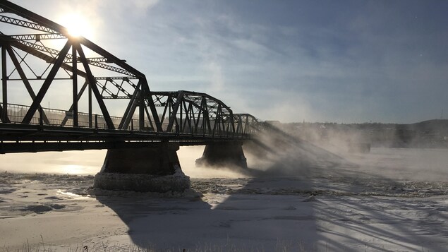 Le pont Sainte-Anne de Chicoutimi l'hiver.