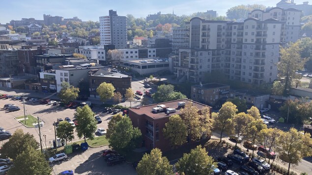 Le centre-ville de Chicoutimi avec la rue Racine. Au premier plan, l'édifice de Promotion Saguenay et derrière le Manoir Champlain.