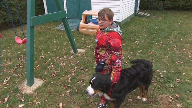 Enfant avec un chien dehors