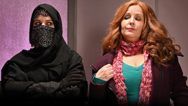 Deux femmes et l'une avec le visage couvert sauf ses yeux.