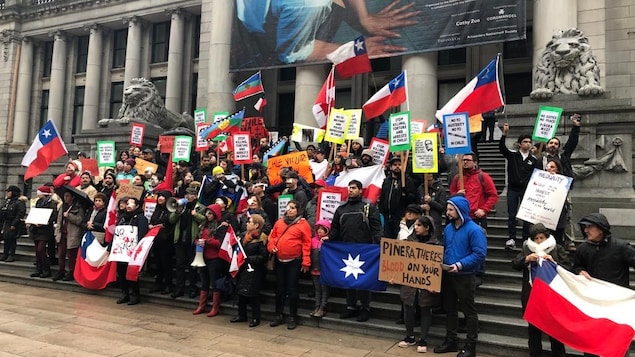 Le collectif Van4Chile lors d'une des manifestations devant la galerie d'art de Vancouver.