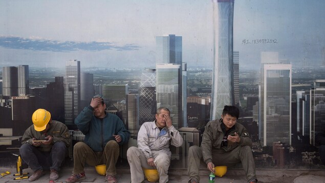Des travailleurs de la China Communications Construction Company prennent une pause. Des travailleurs de la China Communications Construction Company prennent une pause.
