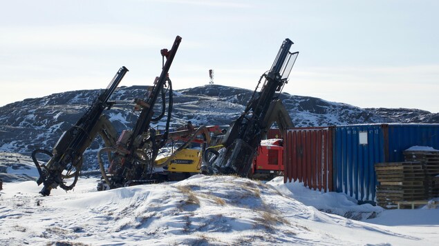 De l'équipement de forage devant servir à de l'exploration minière sur l'Île de Baffin, au Nunavut.