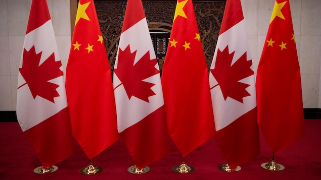Les drapeaux canadiens et chinois 