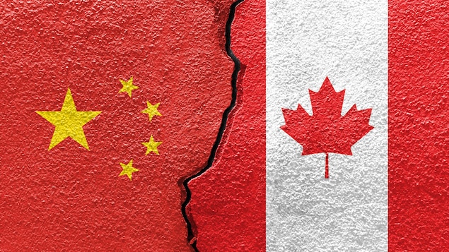 Les drapeaux de la Chine et du Canada imprimés sur une dalle de béton fissurée.
