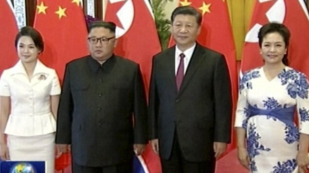 Des images captées par la télévision d'État chinoise montrent le leader nord-coréen Kim Jong-un en compagnie du président chinois Xi Jinping (droite) Des images captées par la télévision d'État chinoise montrent le leader nord-coréen Kim Jong-un en compagnie du président chinois Xi Jinping (droite)