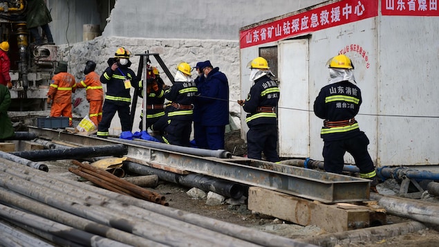 Des membres d'une équipe de sauvetage qui travaillent sur le site d'une explosion dans une mine.