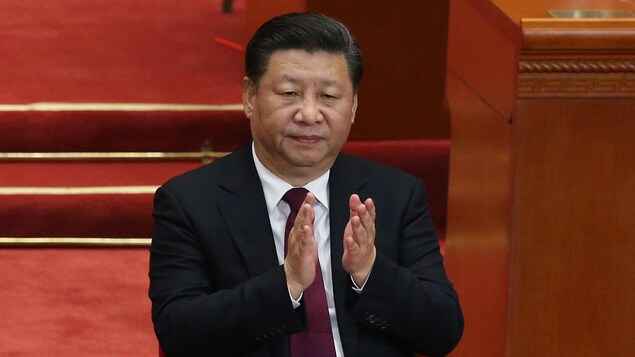 Xi Jinping applaudit.