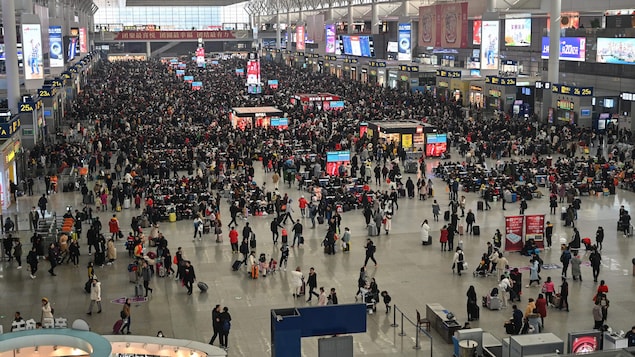 Vu en plongée de la gare, où se pressent des milliers de personnes.