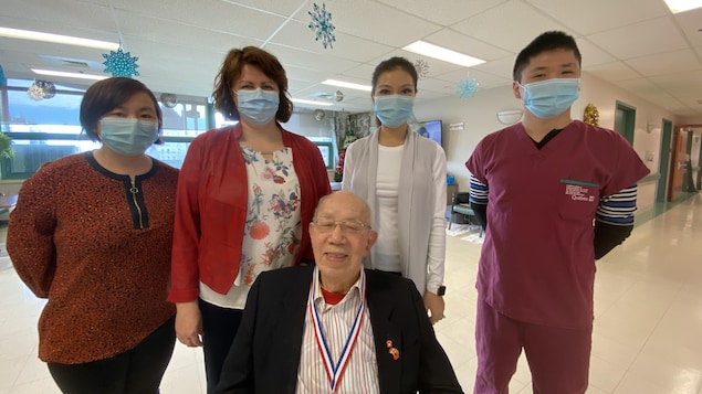 满地可中华医院的团队，院长拉瓦，后排左二，护士长朱安丽，右二，和助理护士曾子诺。前排，即将97岁的陈福添老人。