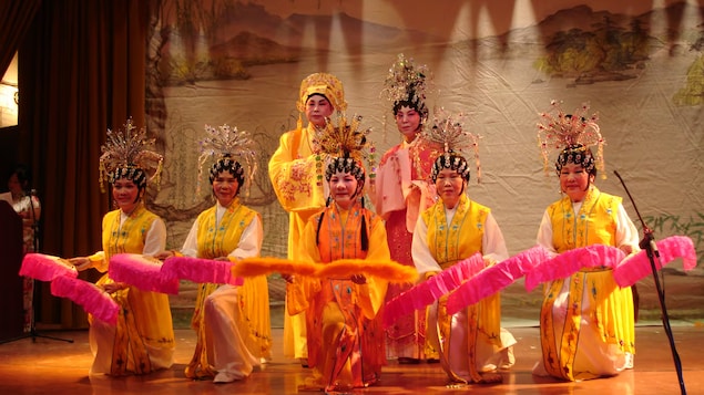 Mga performer na naka-costume sa isang Chinese opera.